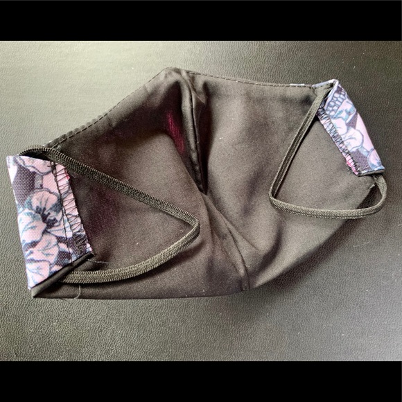 White Skull Flowers Face Mask 💀🌺 - Picture 2 of 4